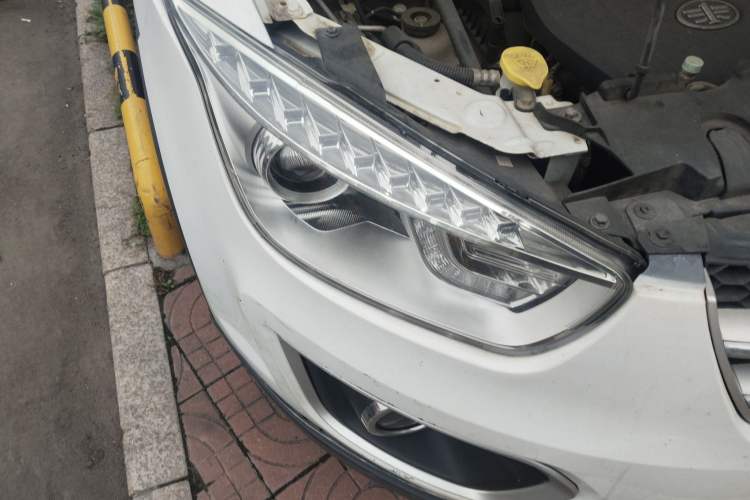 Used Bestune X80 2013 2.0L manual luxury version Right Front Headlight