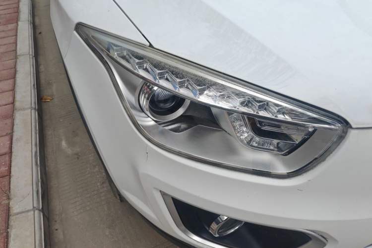 Used Bestune X80 2013 2.0L automatic luxury version Right Front Headlight