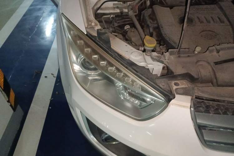 Used Bestune X80 2013 2.0L automatic luxury version Right Front Headlight