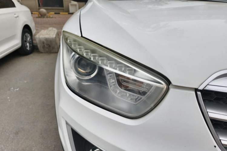 Used Bestune X80 2013 2.0L automatic comfort version Right Front Headlight