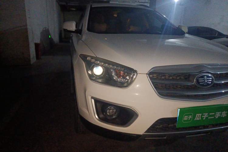 Used Bestune X80 2013 2.0L automatic comfort version Right Front Headlight