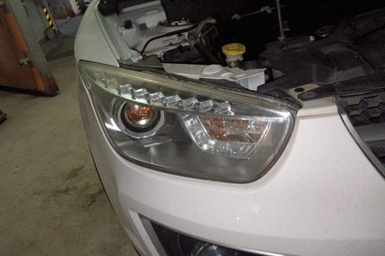 Used Bestune X80 2013 2.0L automatic luxury version Right Front Headlight