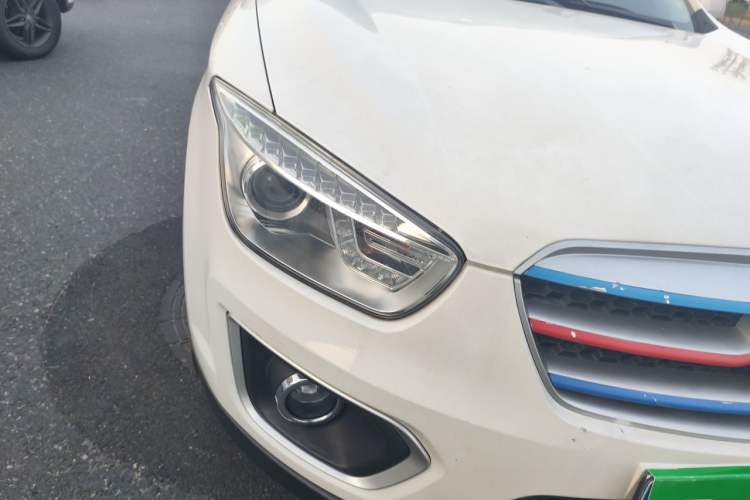 Used Bestune X80 2013 2.0L automatic luxury version Right Front Headlight