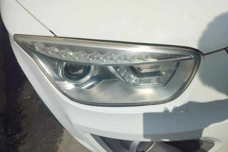 Used Bestune X80 2013 2.0L automatic luxury version Right Front Headlight
