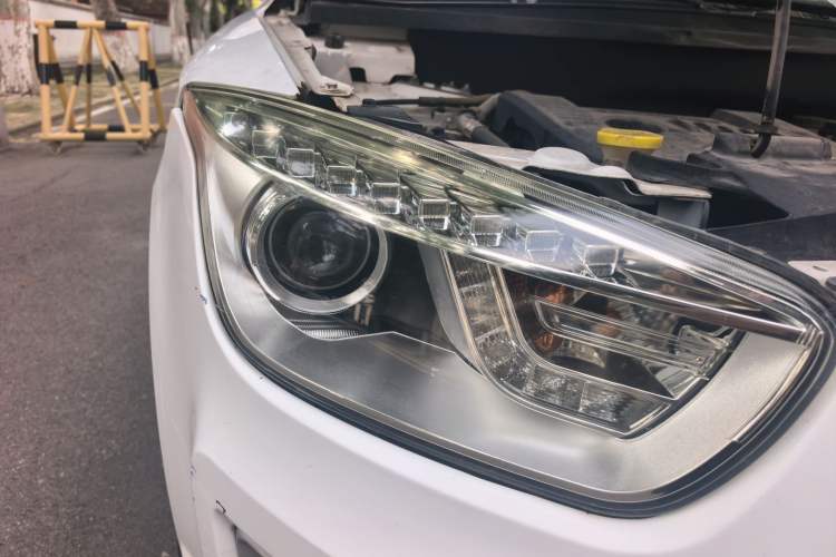 Used Bestune X80 2013 2.0L automatic luxury version Right Front Headlight
