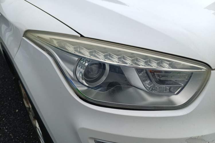 Used Bestune X80 2013 2.0L automatic luxury version Right Front Headlight