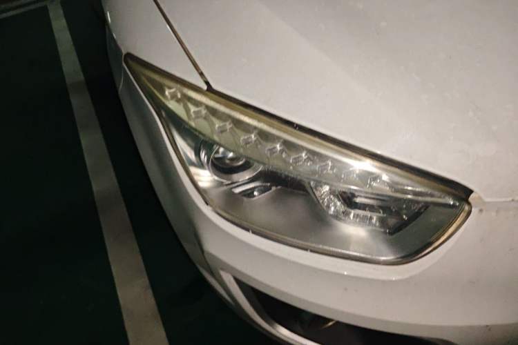 Used Bestune X80 2013 2.0L automatic luxury version Right Front Headlight
