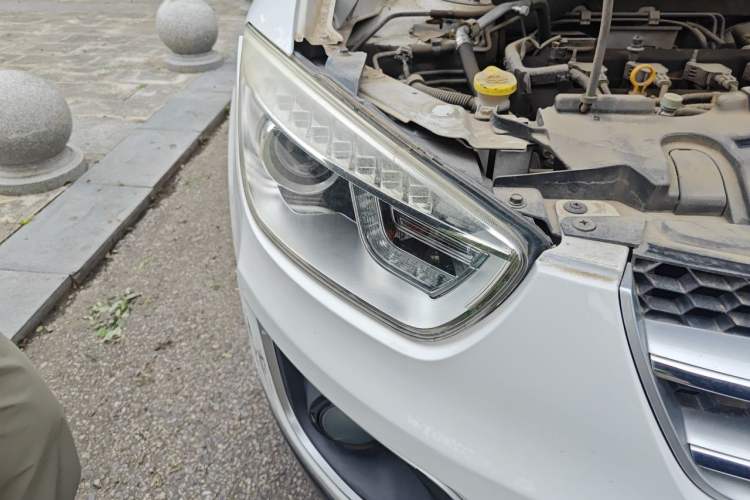 Used Bestune X80 2013 2.0L automatic comfort version Right Front Headlight