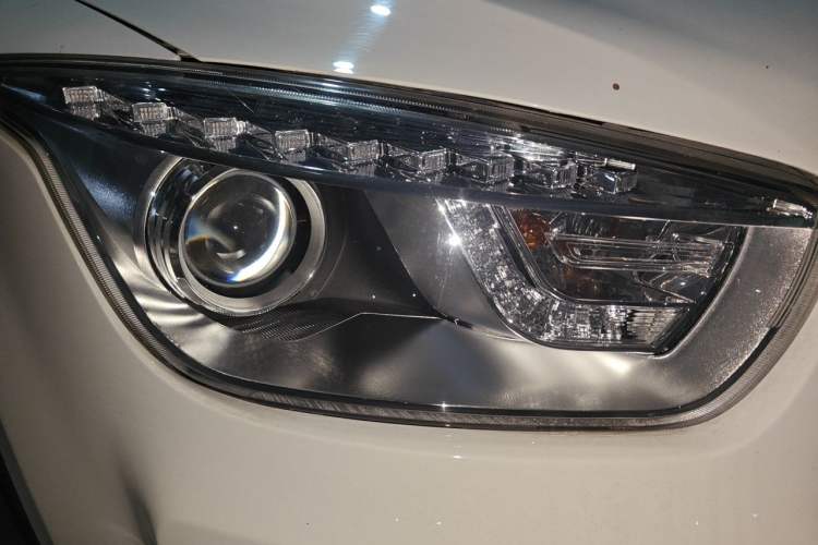 Used Bestune X80 2013 2.0L automatic comfort version Right Front Headlight