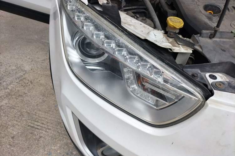Used Bestune X80 2013 2.0L automatic comfort version Right Front Headlight
