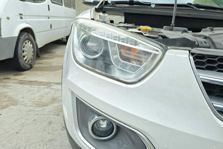 Used Bestune X80 2013 2.0L automatic luxury version Right Front Headlight
