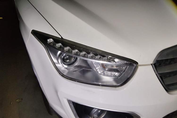 Used Bestune X80 2013 2.0L automatic luxury version Right Front Headlight