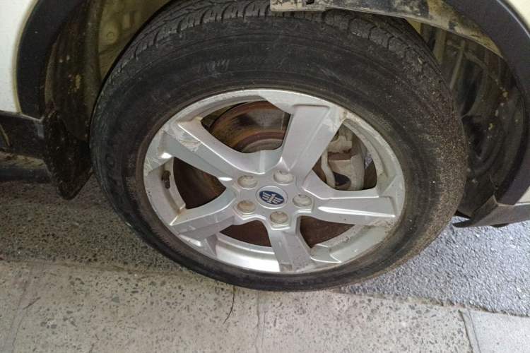 Used Bestune X80 2013 2.0L automatic luxury version Right Front Wheel Hub
