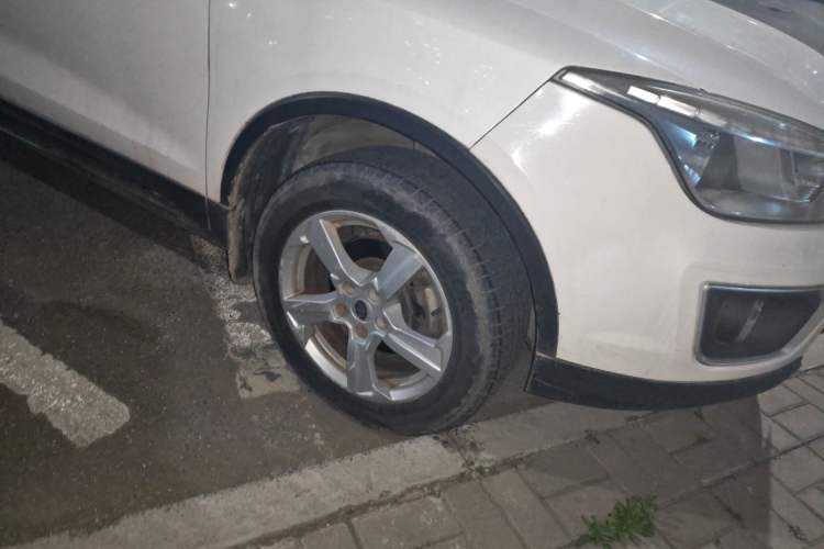 Used Bestune X80 2013 2.0L automatic comfort version Right Front Wheel Hub
