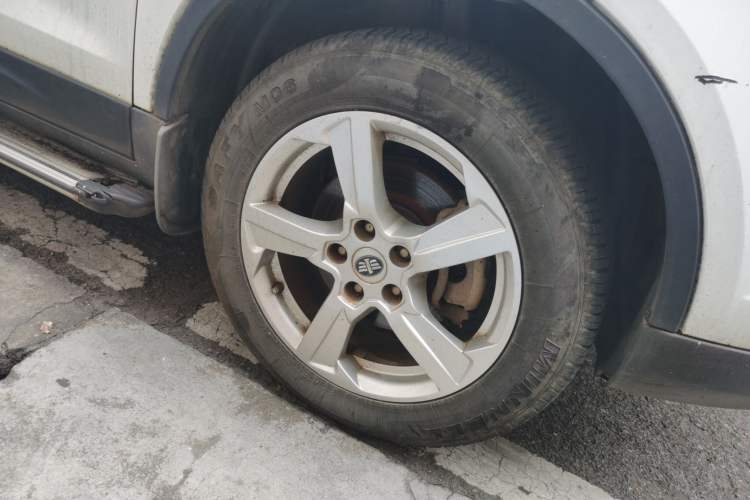 Used Bestune X80 2013 2.0L automatic comfort version Right Front Wheel Hub