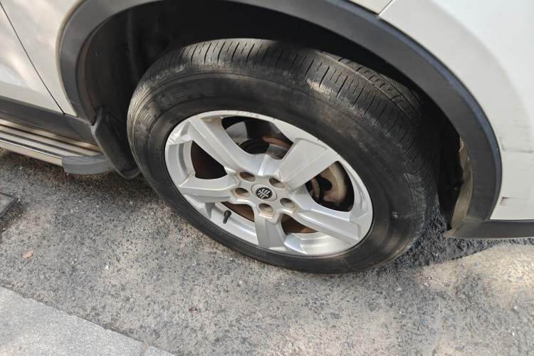 Used Bestune X80 2013 2.0L automatic comfort version Right Front Wheel Hub