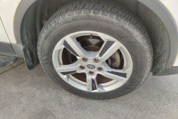 Used Bestune X80 2013 2.0L automatic comfort version Right Front Wheel Hub
