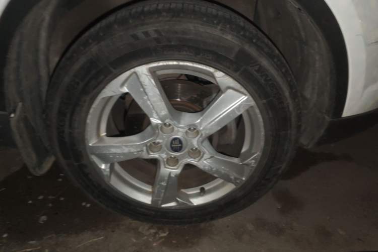 Used Bestune X80 2013 2.0L automatic luxury version Right Front Wheel Hub