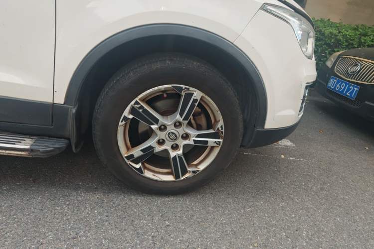 Used Bestune X80 2013 2.0L automatic luxury version Right Front Wheel Hub