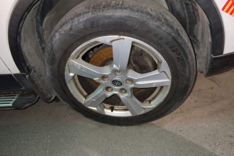 Used Bestune X80 2013 2.0L automatic comfort version Right Front Wheel Hub