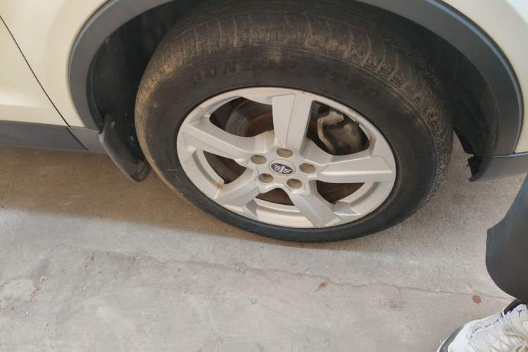 Used Bestune X80 2013 2.0L automatic comfort version Right Front Wheel Hub