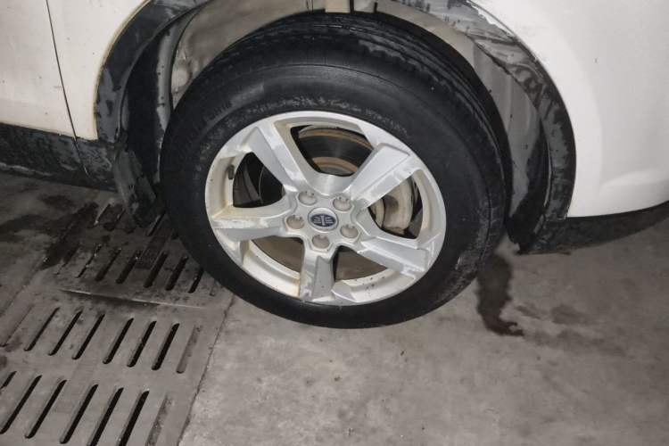 Used Bestune X80 2013 2.0L automatic comfort version Right Front Wheel Hub
