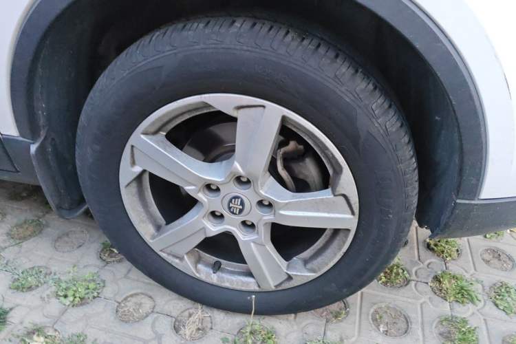 Used Bestune X80 2013 2.0L automatic comfort version Right Front Wheel Hub