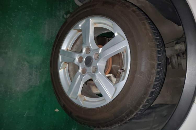 Used Bestune X80 2013 2.0L automatic comfort version Right Front Wheel Hub
