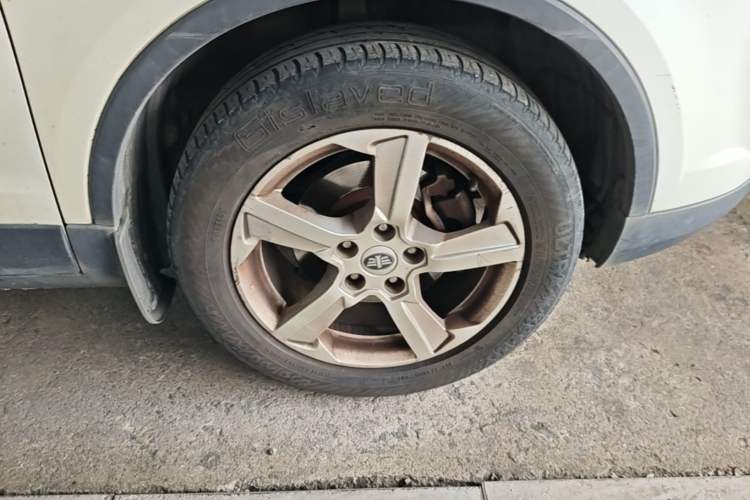 Used Bestune X80 2013 2.0L automatic comfort version Right Front Wheel Hub