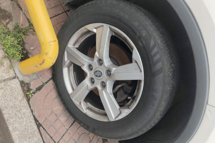 Used Bestune X80 2013 2.0L manual luxury version Right Front Wheel Hub