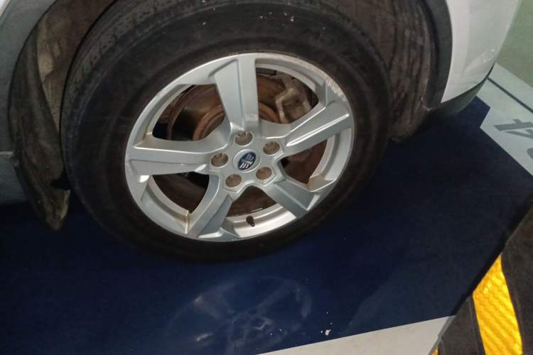 Used Bestune X80 2013 2.0L automatic luxury version Right Front Wheel Hub