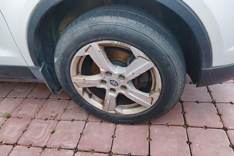 Used Bestune X80 2013 2.0L automatic comfort version Right Front Wheel Hub