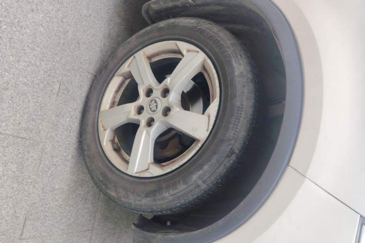 Used Bestune X80 2013 2.0L automatic luxury version Right Front Wheel Hub