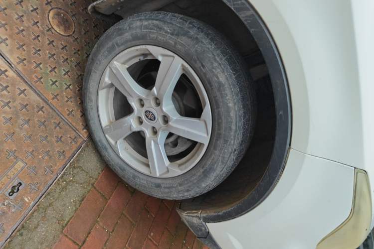 Used Bestune X80 2013 2.0L manual luxury version Right Front Wheel Hub
