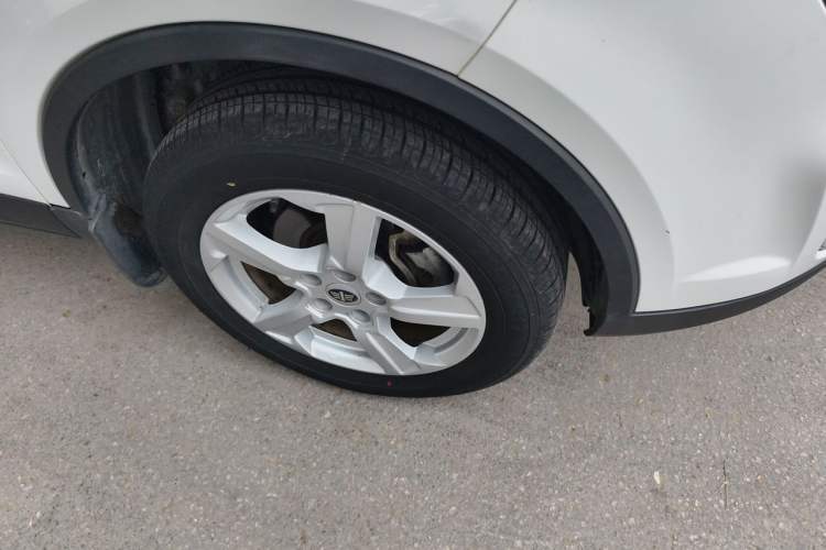 Used Bestune X80 2013 2.0L automatic comfort version Right Front Wheel Hub