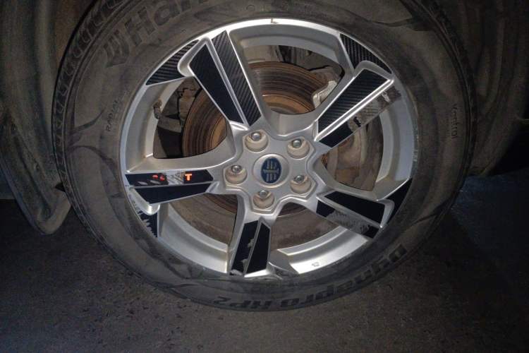 Used Bestune X80 2013 2.0L automatic comfort version Right Front Wheel Hub
