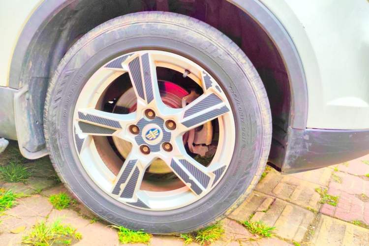 Used Bestune X80 2013 2.0L automatic luxury version Right Front Wheel Hub