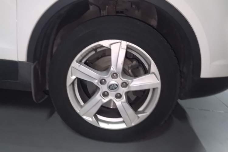 Used Bestune X80 2013 2.3L automatic flagship version Right Front Wheel Hub