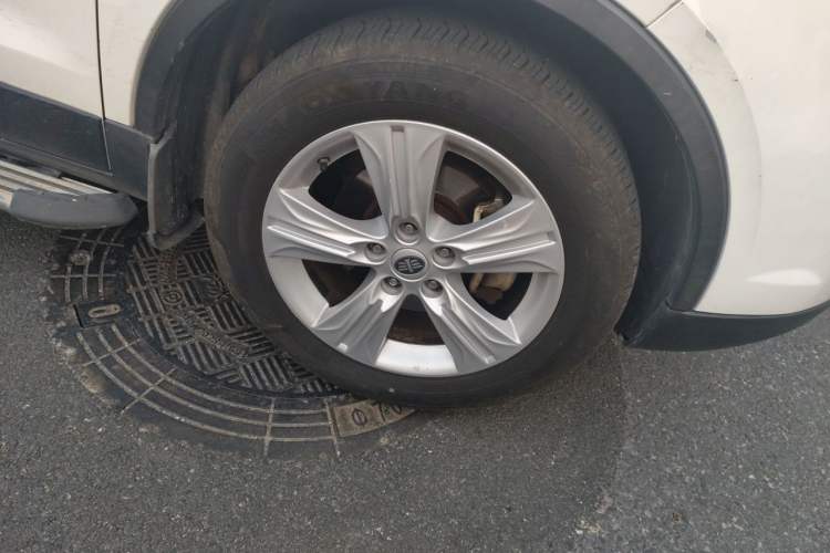 Used Bestune X80 2013 2.0L automatic luxury version Right Front Wheel Hub
