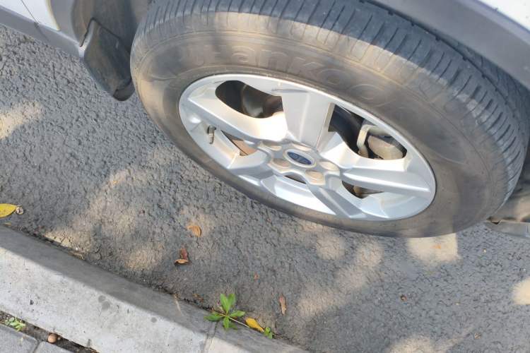Used Bestune X80 2013 2.0L manual luxury version Right Front Wheel Hub