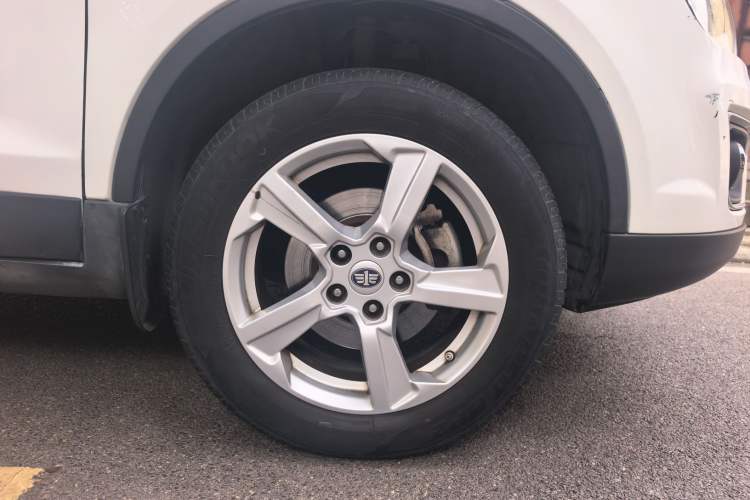 Used Bestune X80 2013 2.0L automatic luxury version Right Front Wheel Hub