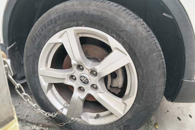 Used Bestune X80 2013 2.0L automatic comfort version Right Front Wheel Hub