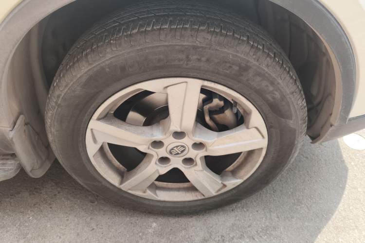 Used Bestune X80 2013 2.0L automatic comfort version Right Front Wheel Hub