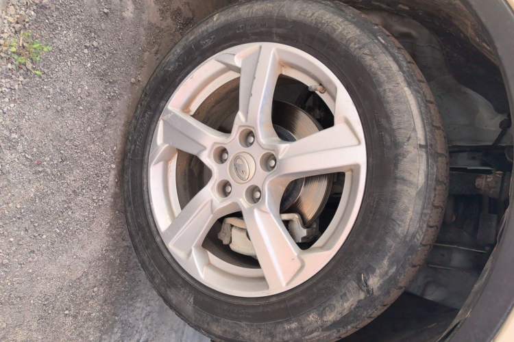 Used Bestune X80 2013 2.0L automatic comfort version Right Front Wheel Hub