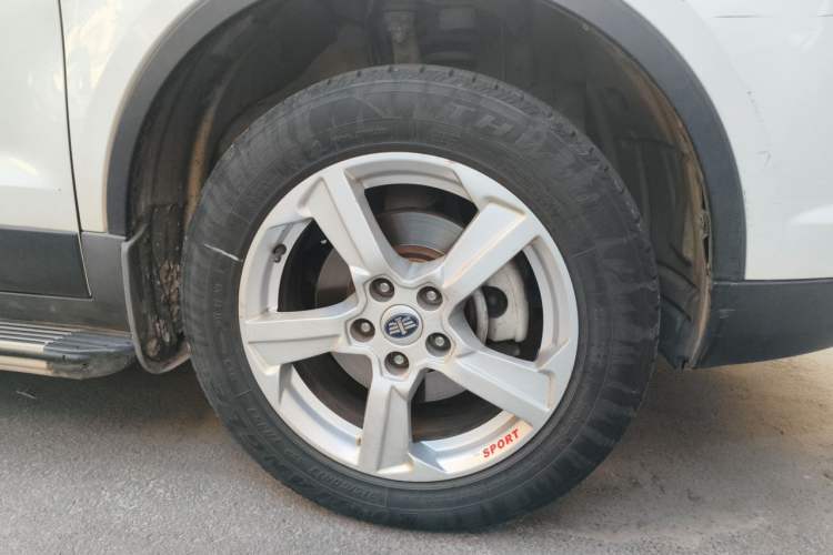 Used Bestune X80 2013 2.0L automatic comfort version Right Front Wheel Hub