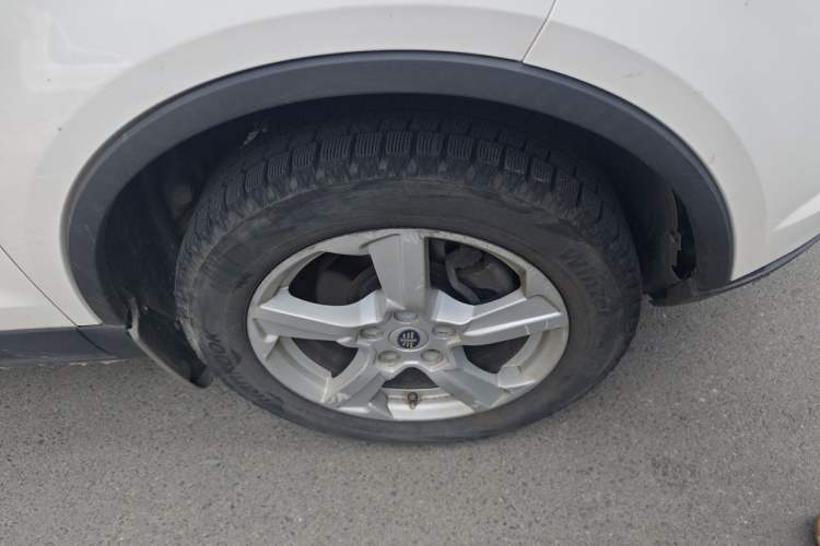 Used Bestune X80 2013 2.0L automatic comfort version Right Front Wheel Hub