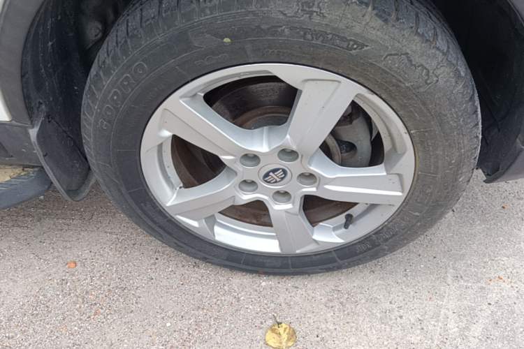 Used Bestune X80 2013 2.0L automatic luxury version Right Front Wheel Hub