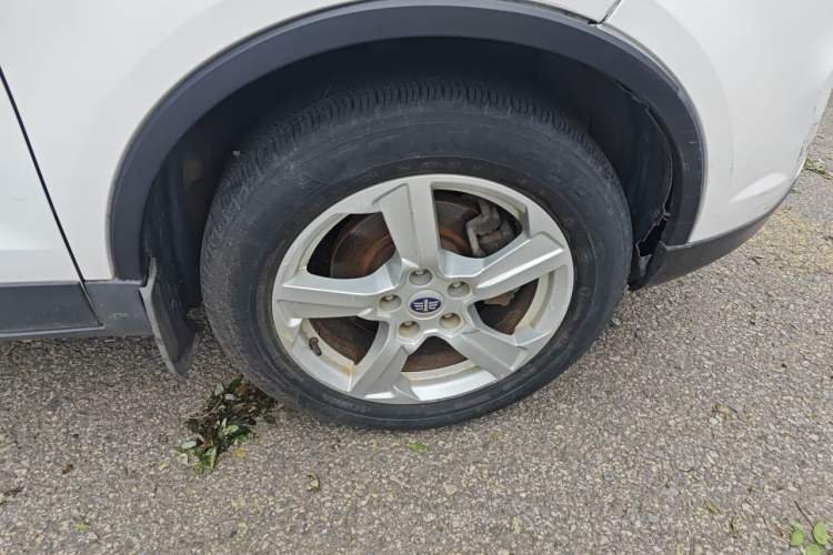 Used Bestune X80 2013 2.0L automatic comfort version Right Front Wheel Hub