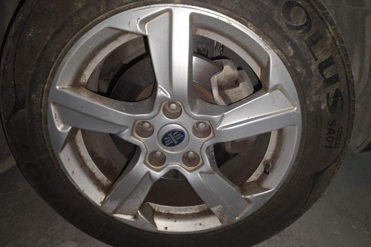 Used Bestune X80 2013 2.0L automatic comfort version Right Front Wheel Hub