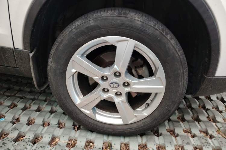 Used Bestune X80 2013 2.0L manual luxury version Right Front Wheel Hub